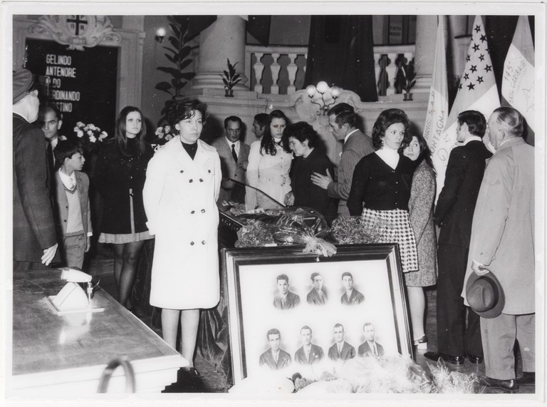 Gattatico-Reggio Emilia, 27-30 marzo 1970, Funerali di Alcide Cervi, camera ardente di Alcide nella Sala del Tricolore di Reggio Emilia, picchetto d'onore
